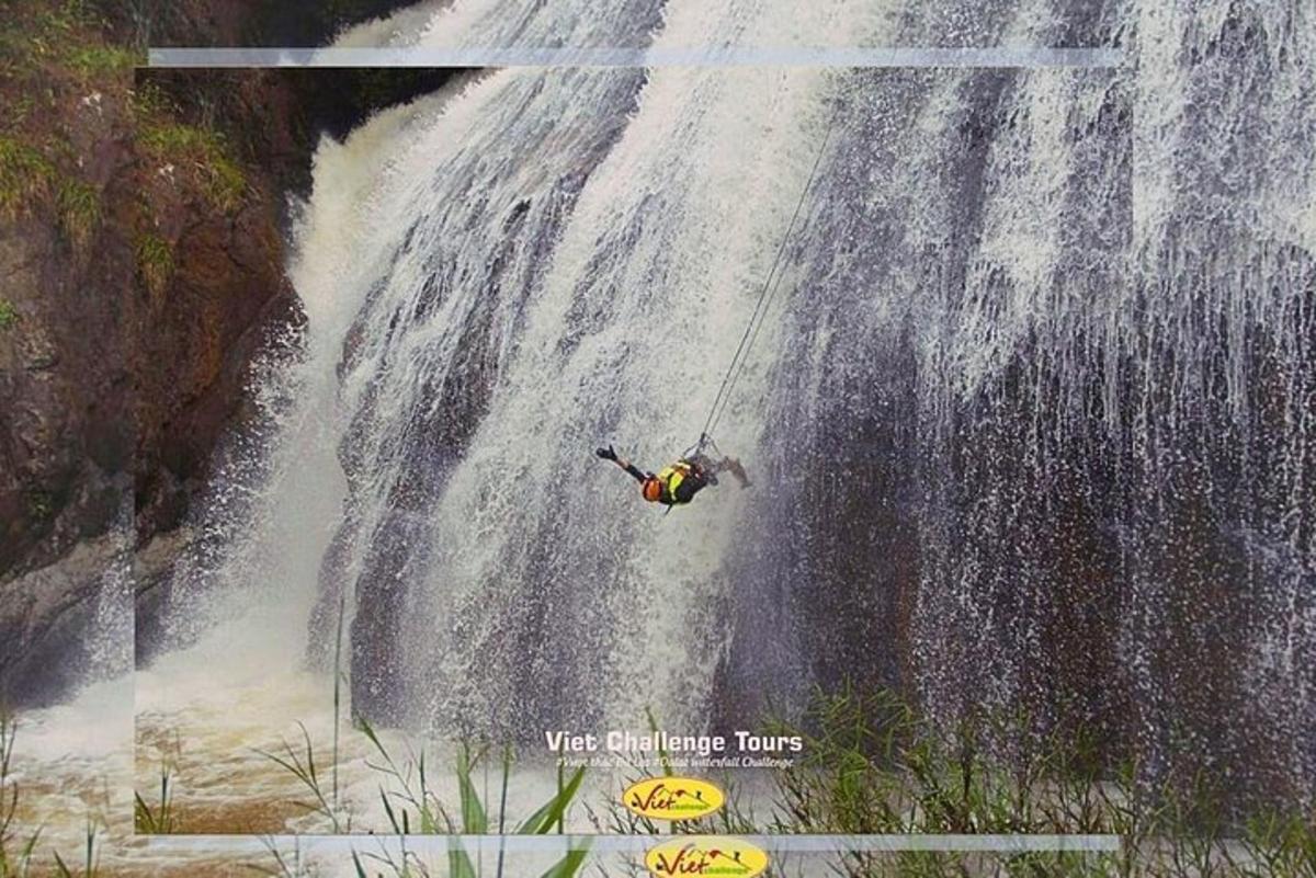 un uomo appeso a una corda da una cascata