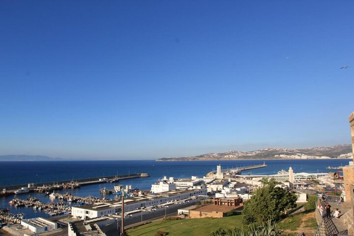 una vista d'un port amb un port esportiu