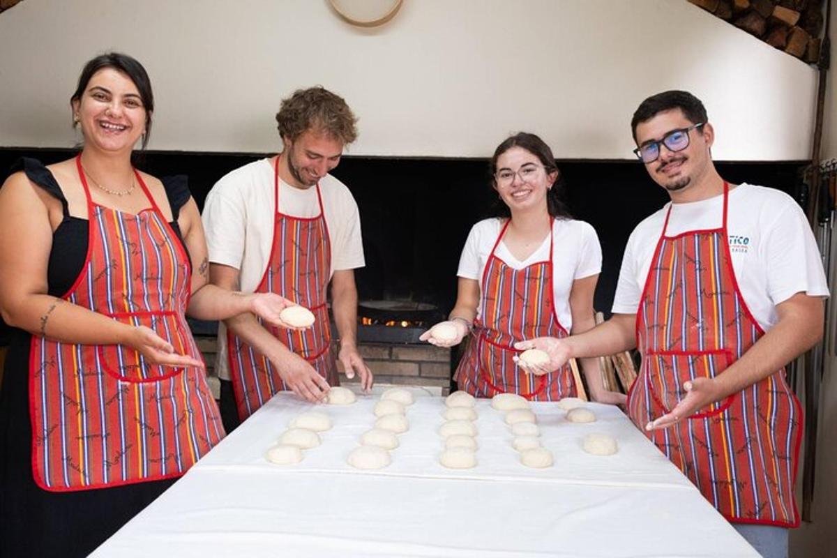 skupina lidí stojících kolem stolu s dortem