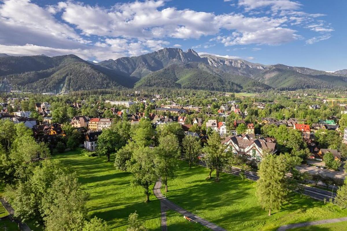 zračni pogled na majhno gorsko mesto