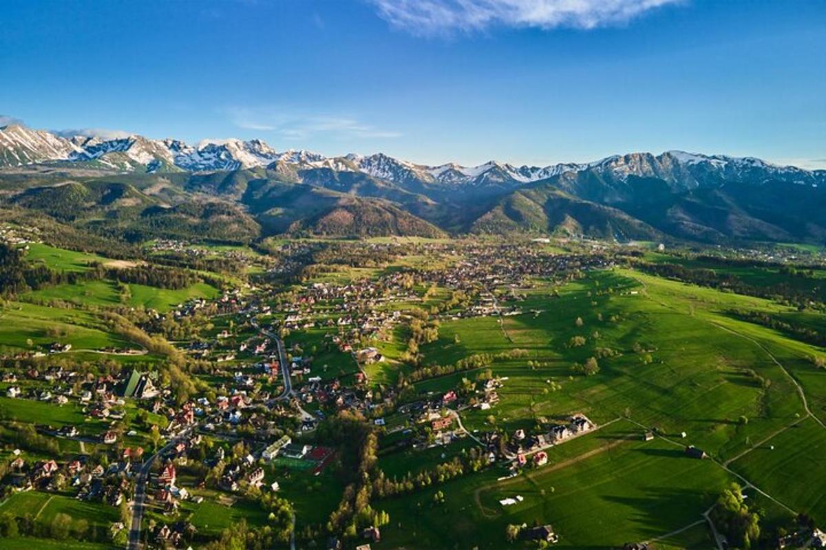 zračni pogled na gorsko vas