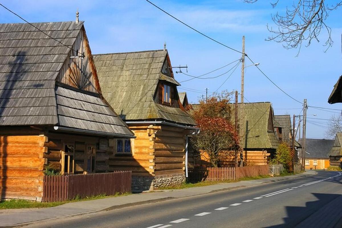 dřevěný dům na kraji ulice