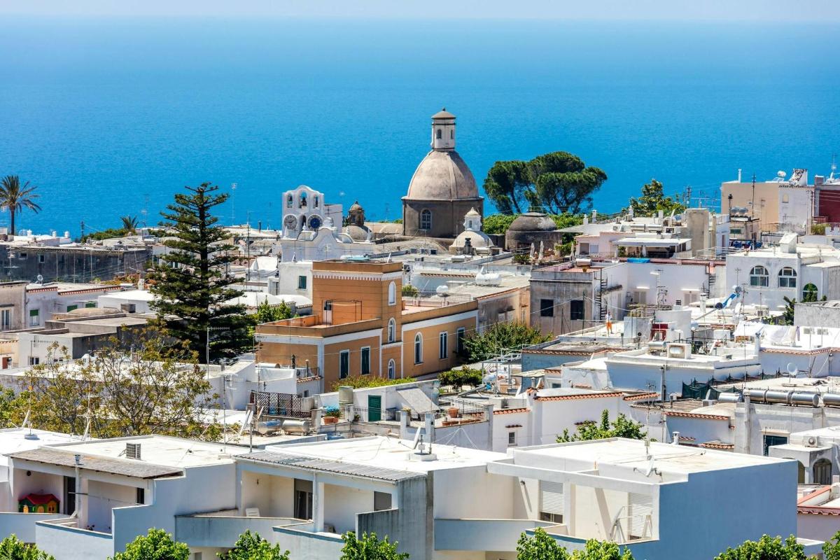 widok na miasto Ravello z oceanem w tle