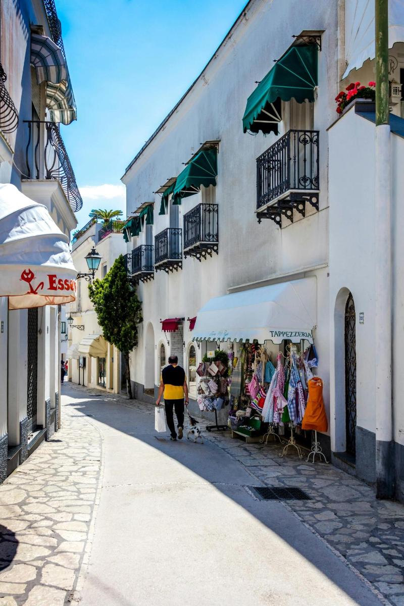 um homem parado em frente a uma rua com um mercado