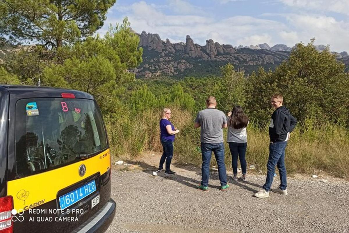 un grup de oameni care stau lângă un autobuz