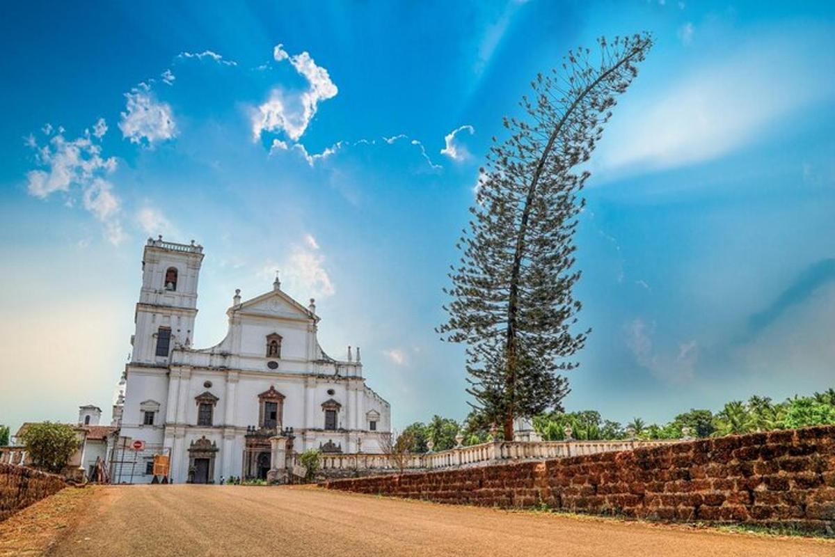 un vecchio edificio con un albero di fronte