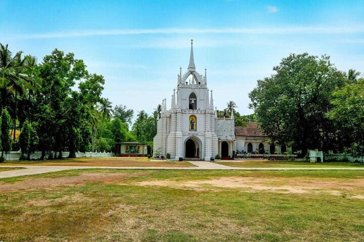 una chiesa bianca con un campanile in cima