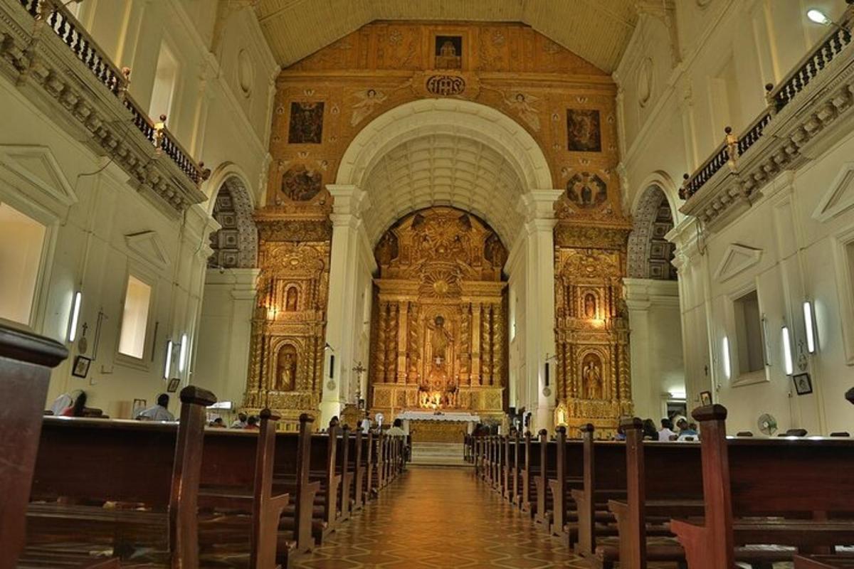 una gran església amb un gran altar i bancs