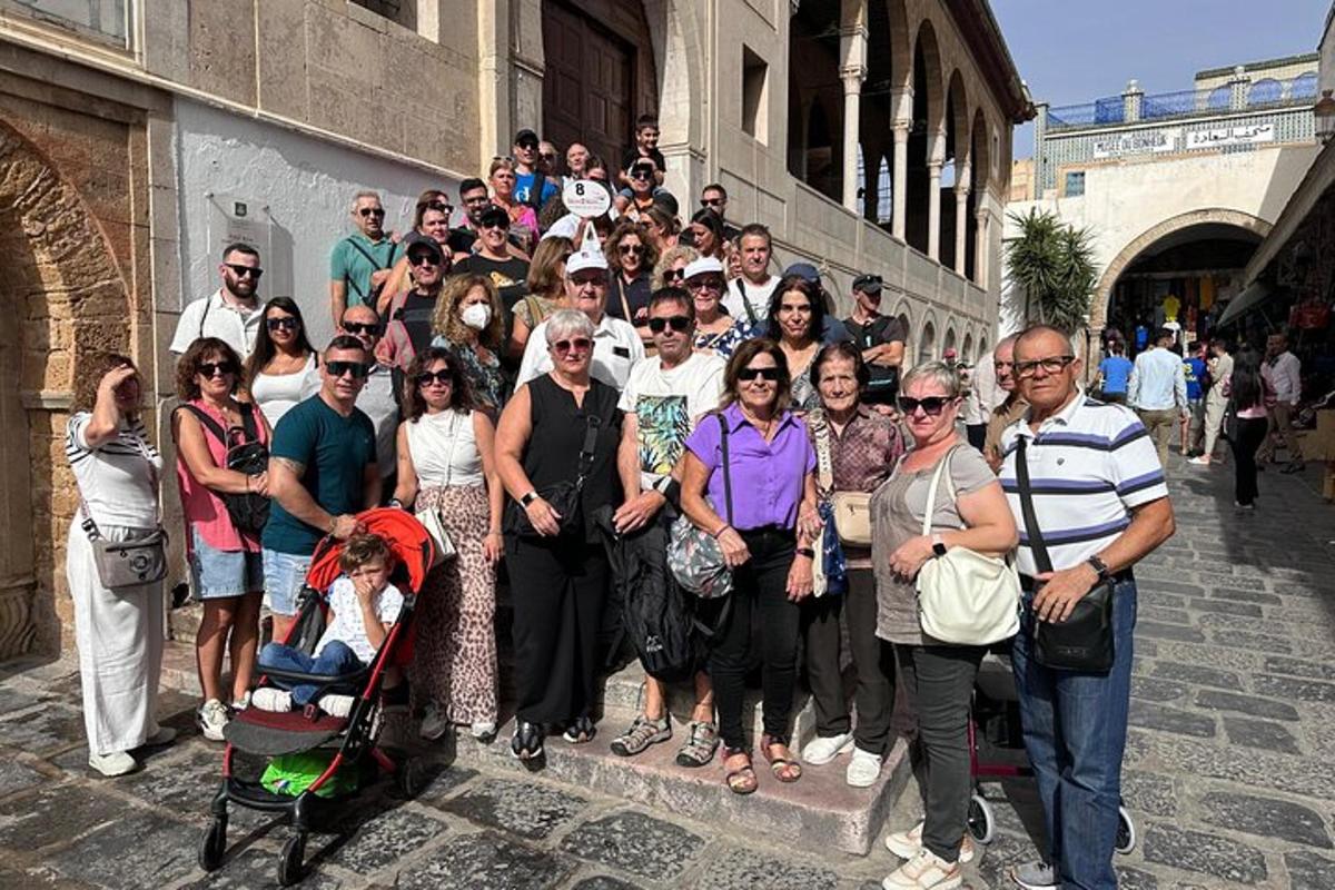 skupina lidí stojících před budovou
