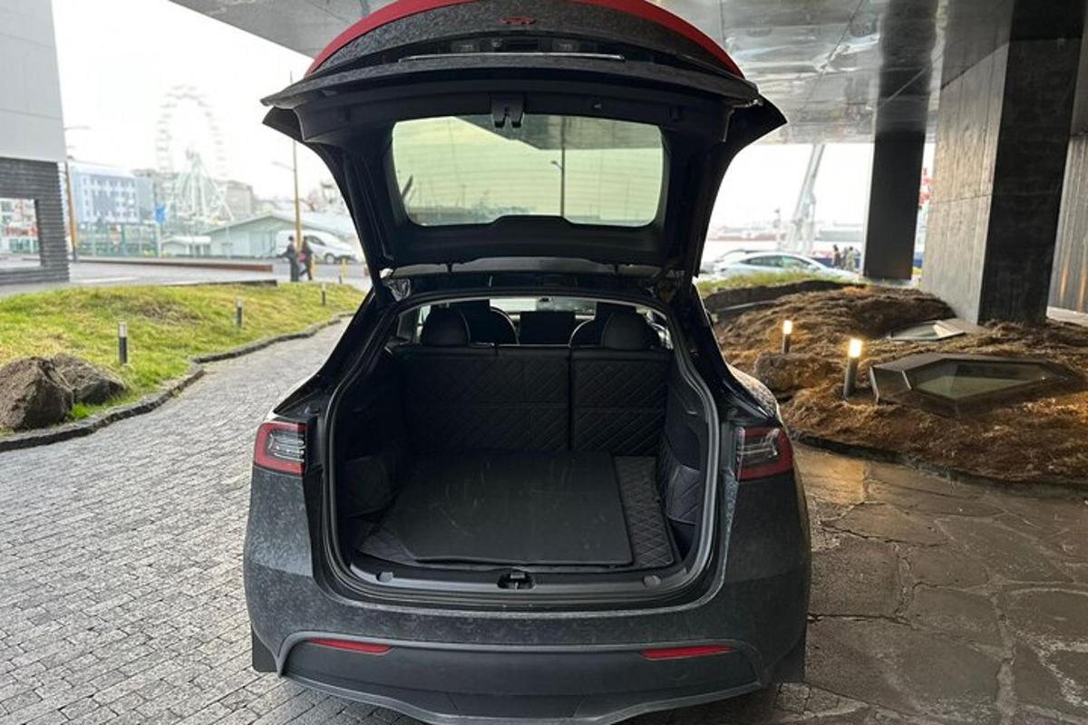 auto s otevřeným kufrem na ulici