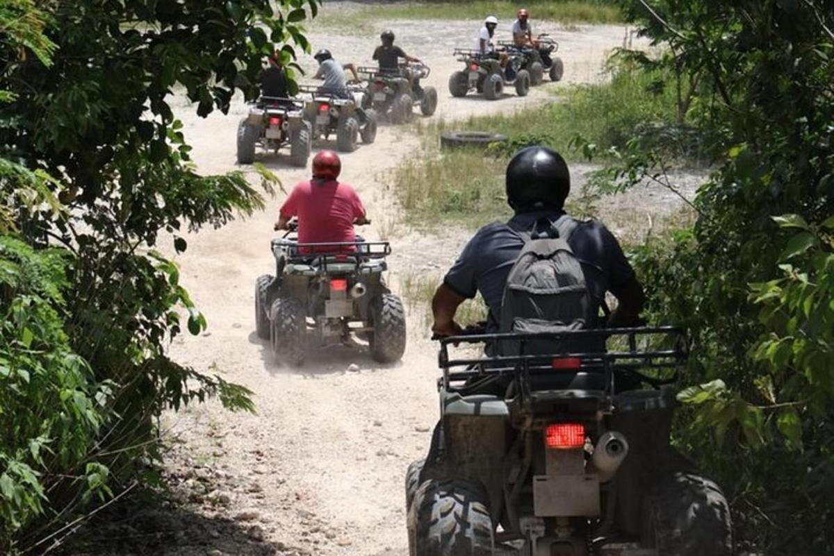 un gruppo di persone in motocicletta su una strada sterrata