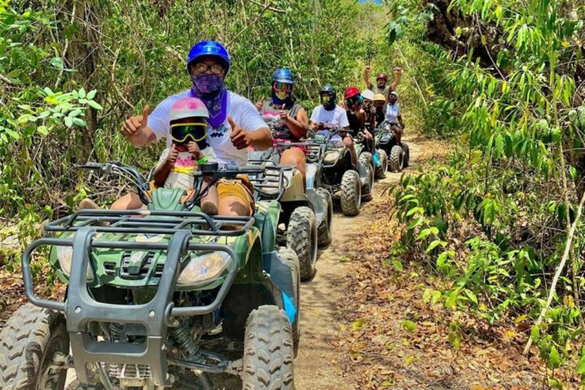 een groep mensen die op een quad op een pad rijden