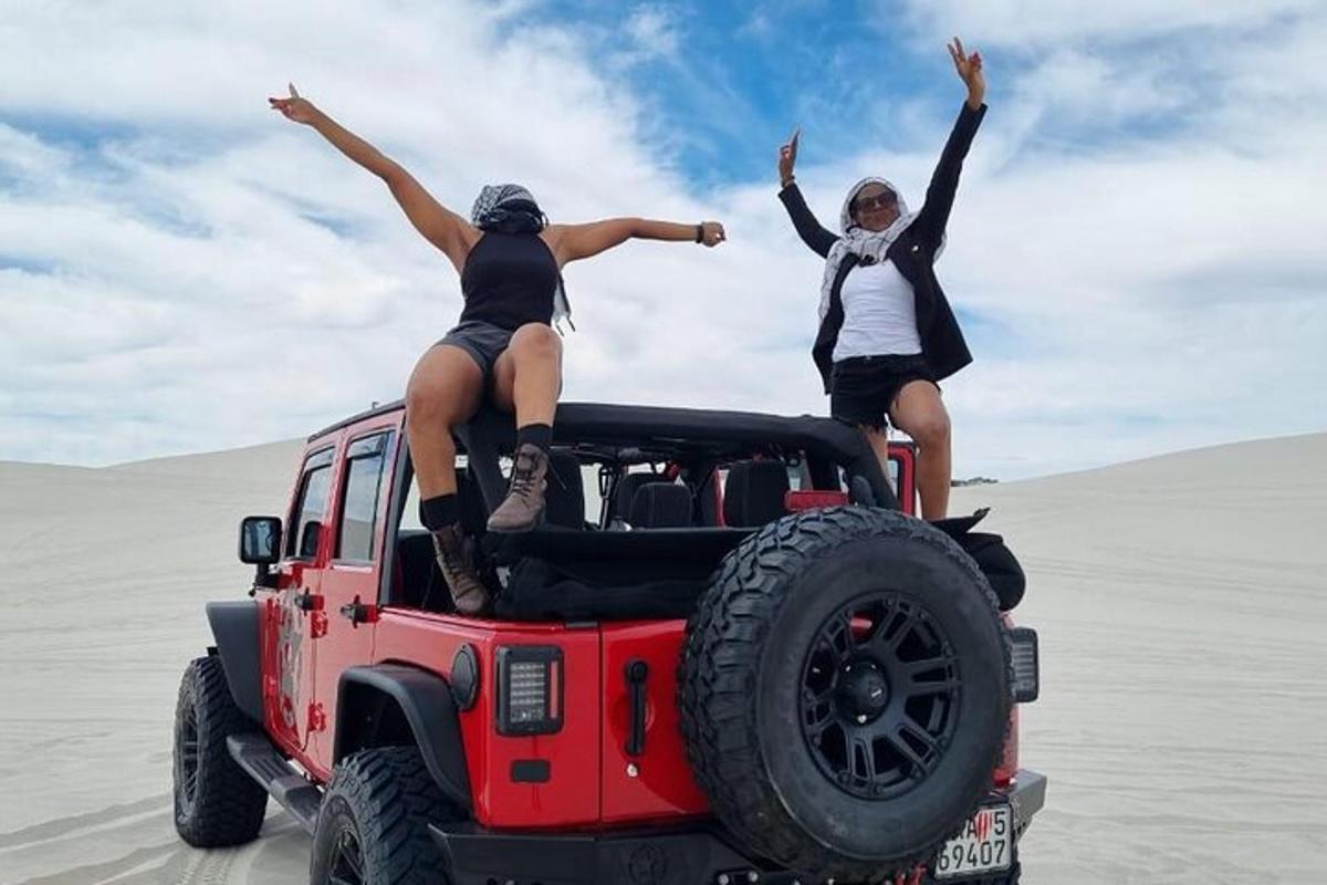 due donne sedute sul retro di una jeep nel deserto