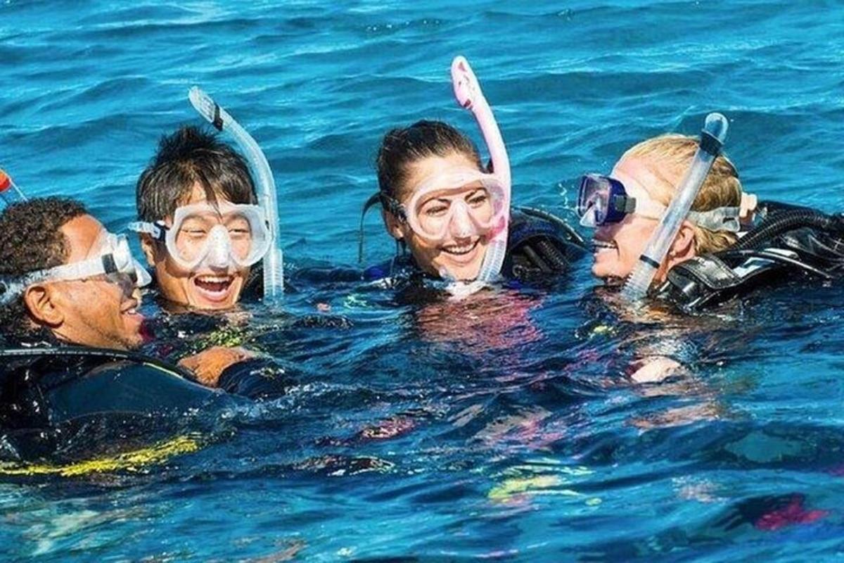 група људи који пливају у води