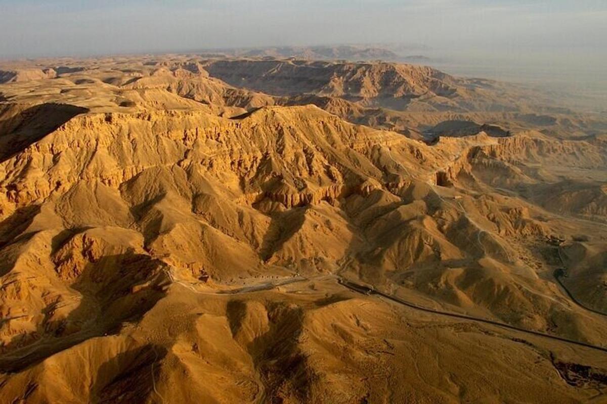 una vista aerea di una catena montuosa desertica