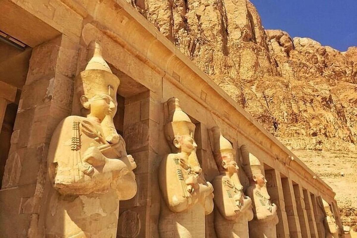 un edificio con statue di persone ai lati