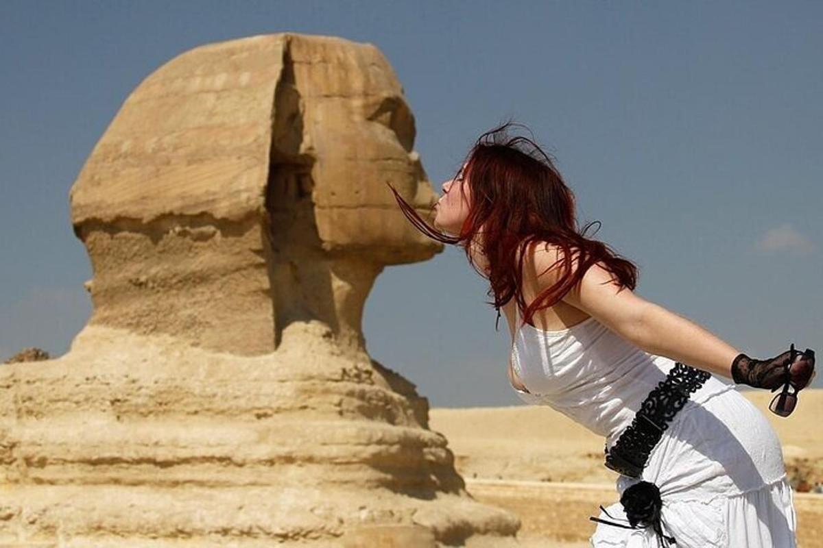naine seisab anaraoh ees