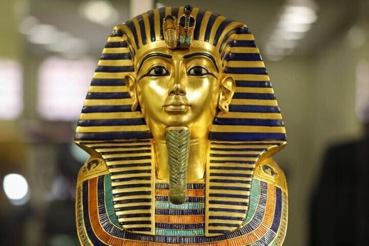 je vystavena egyptská socha Anubise