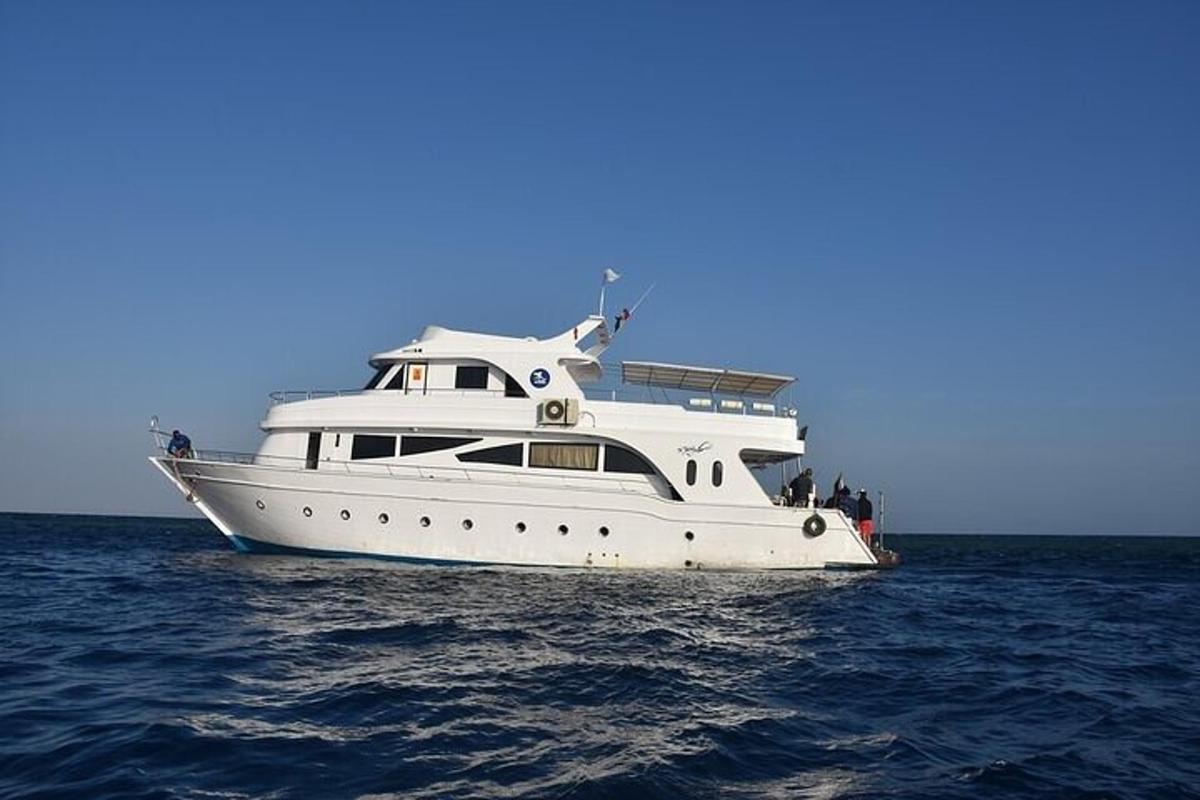 biały jacht na środku oceanu