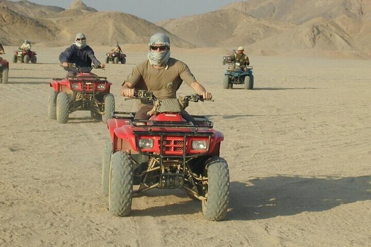 un uomo su un quad nel deserto