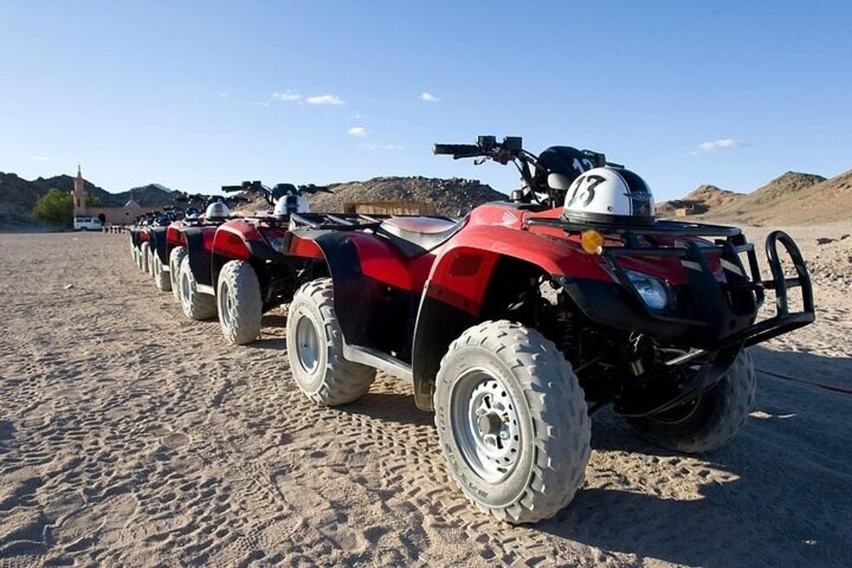 una fila di quad parcheggiati nel deserto