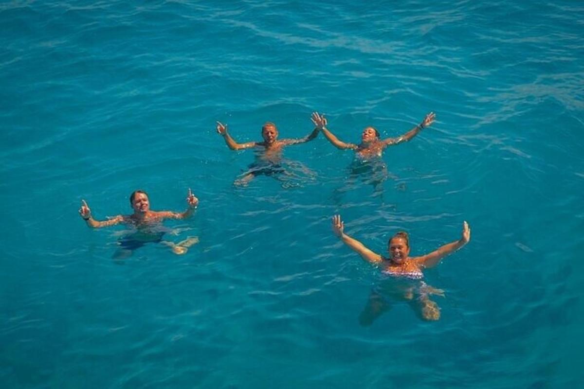 sekelompok orang yang sedang berenang di air