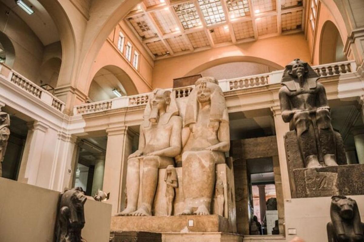 una gran estàtua en un museu amb una exposició