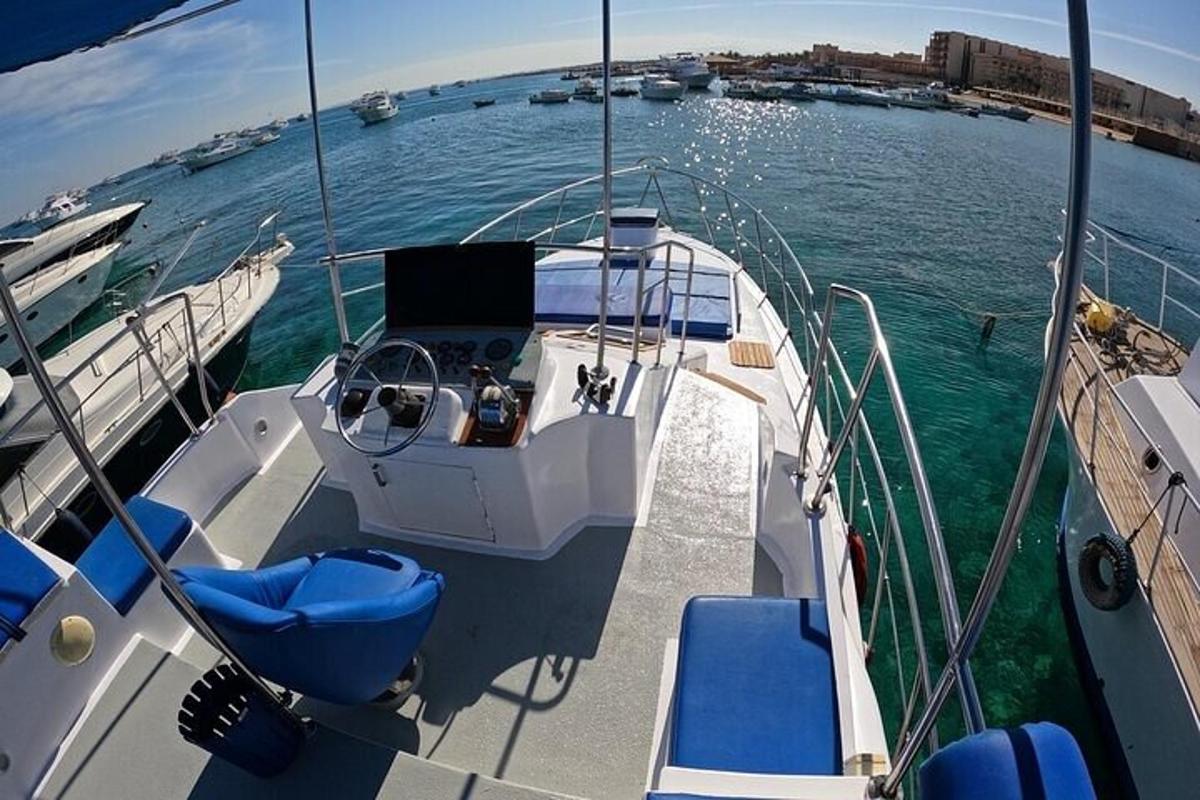 ein Boot im Wasser mit blauen Sitzen darauf