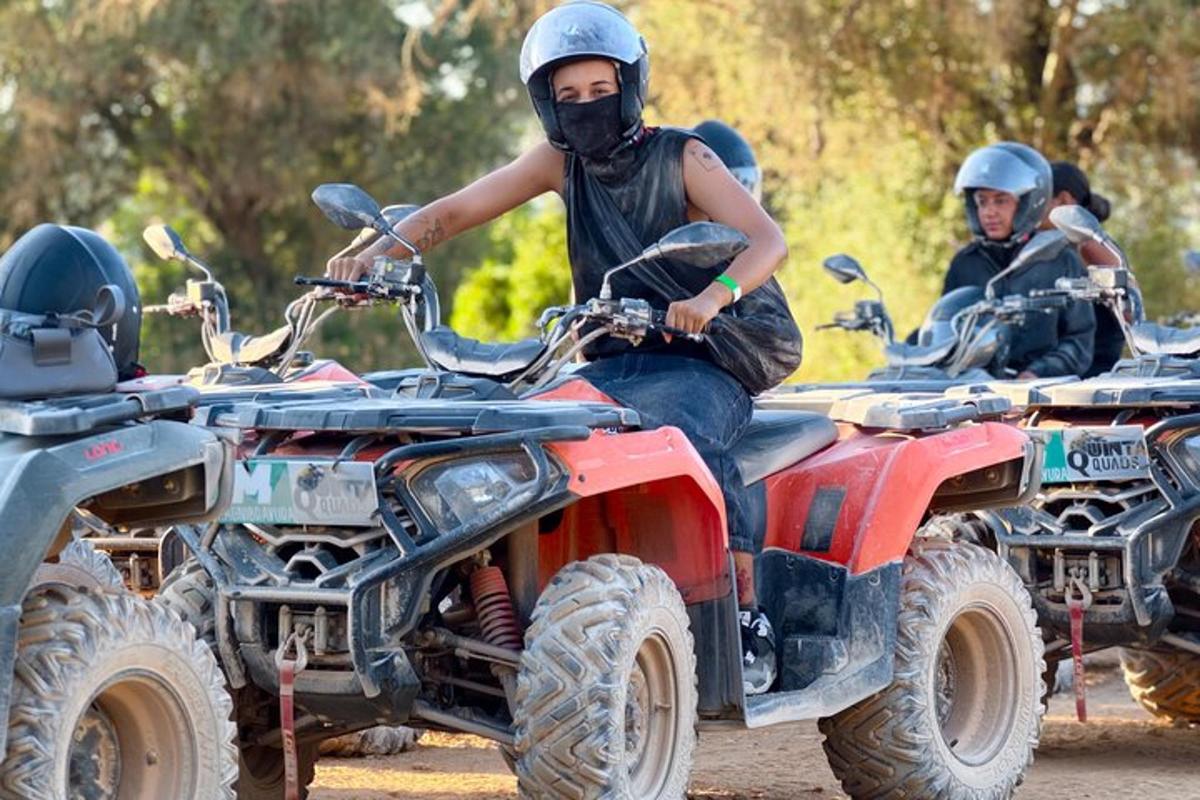 deux hommes conduisant des VTT sur un chemin de terre