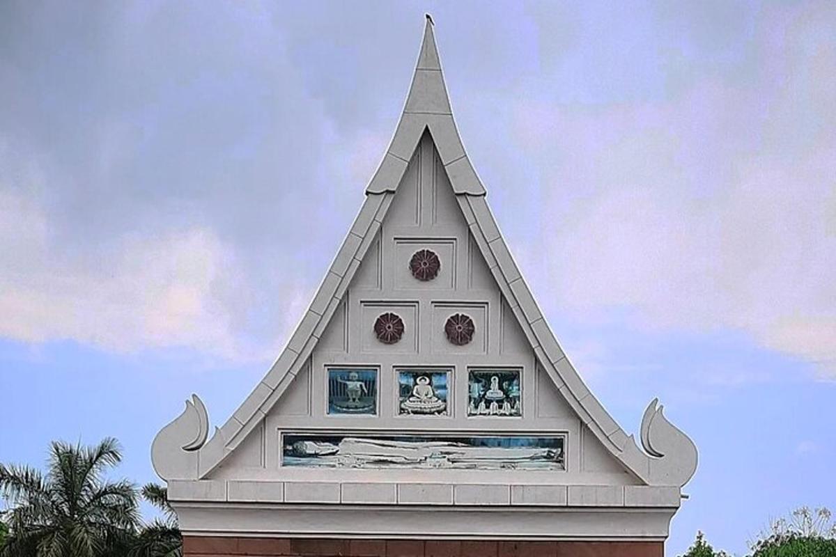 un campanile bianco con immagini sul lato di un edificio
