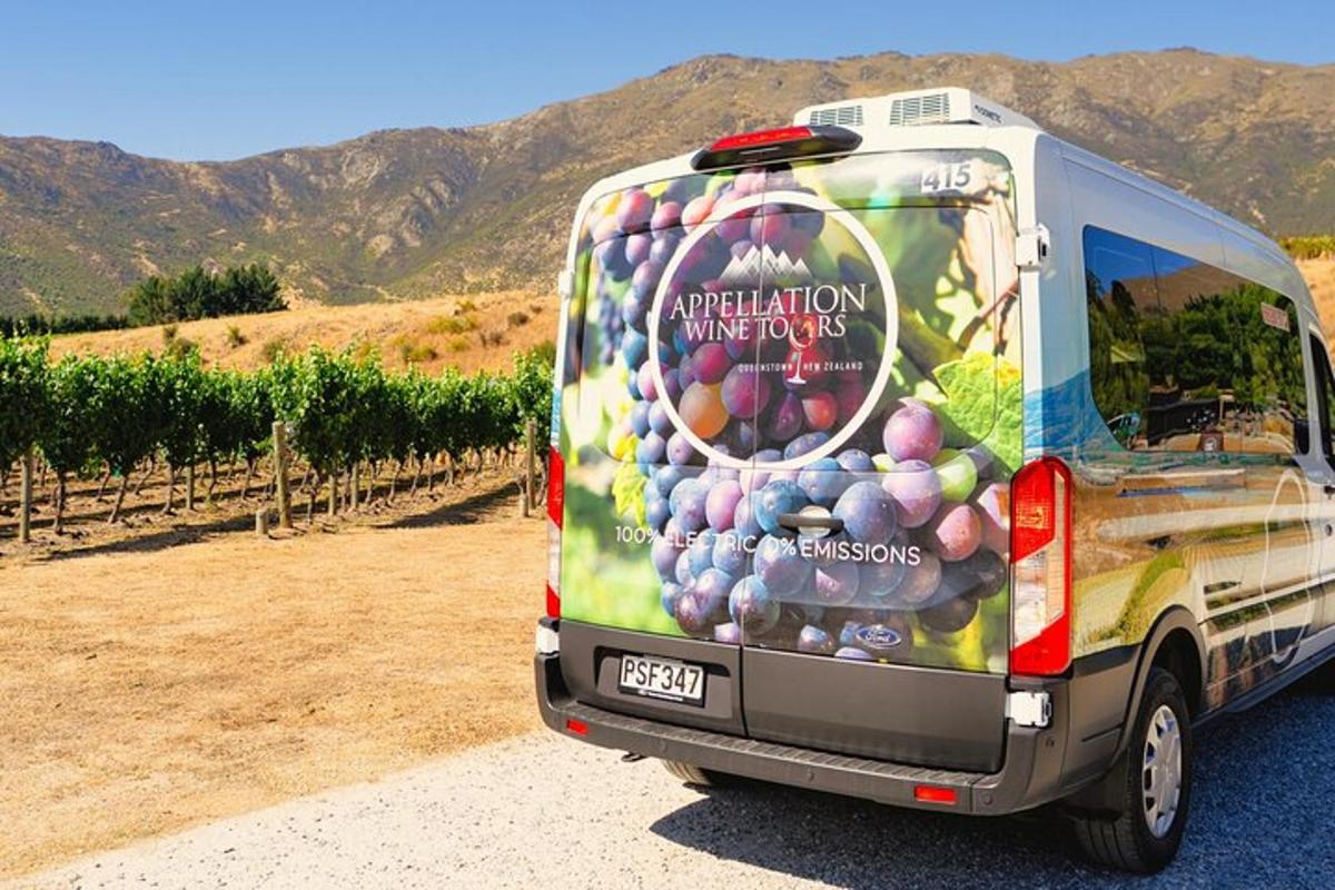 kombi z napisom na zadnji strani