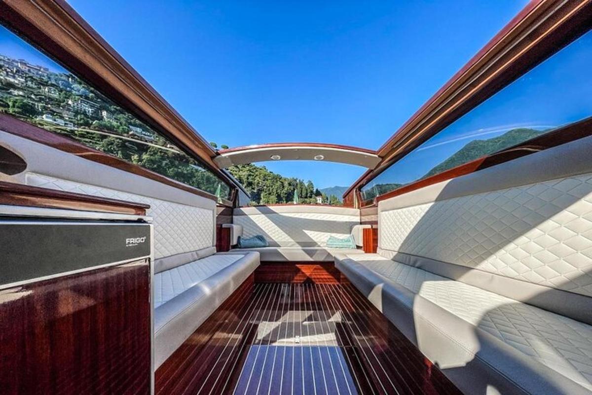 Un barco vacío con vistas a un puente.