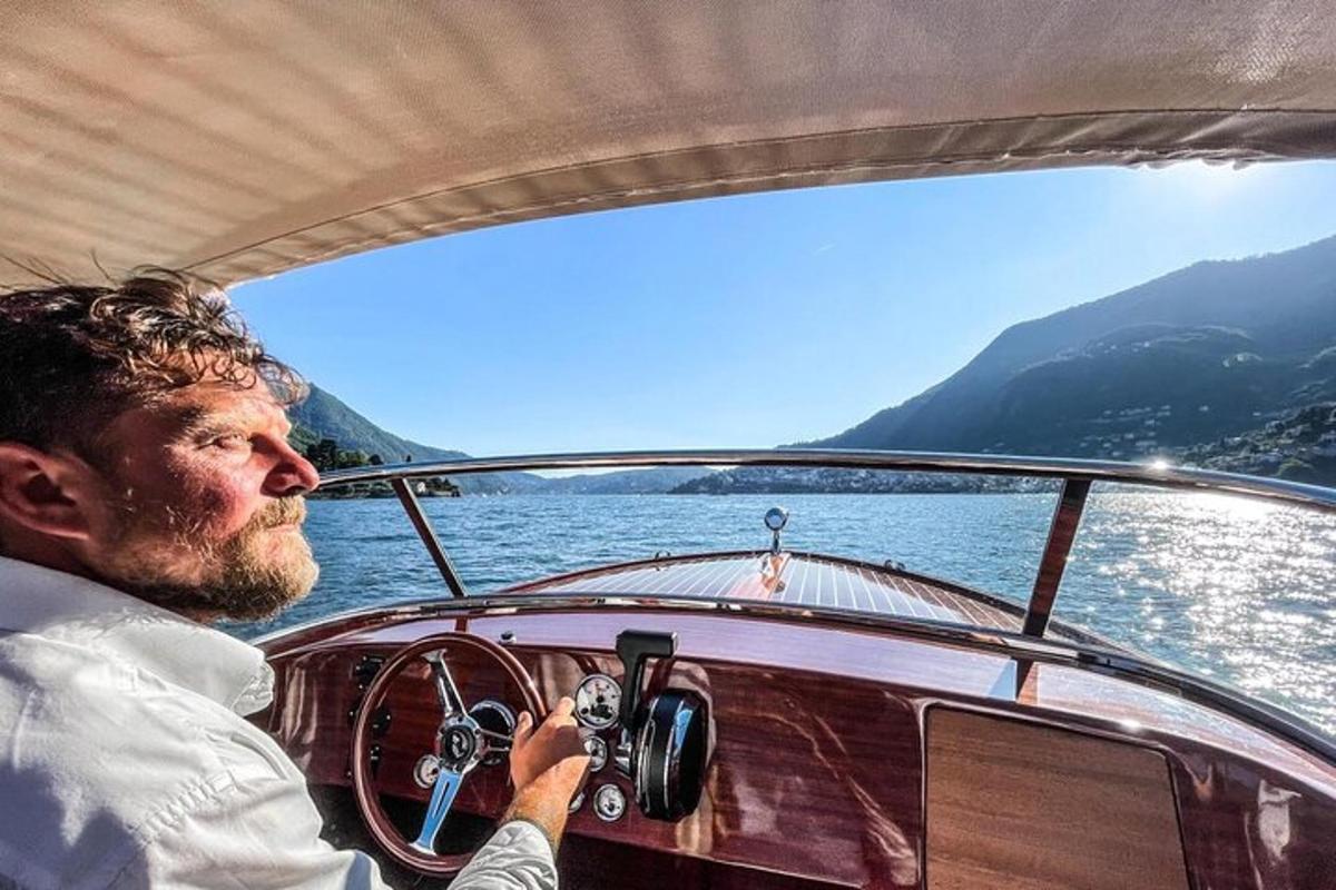 Un hombre en un barco tomando una fotografía del agua.