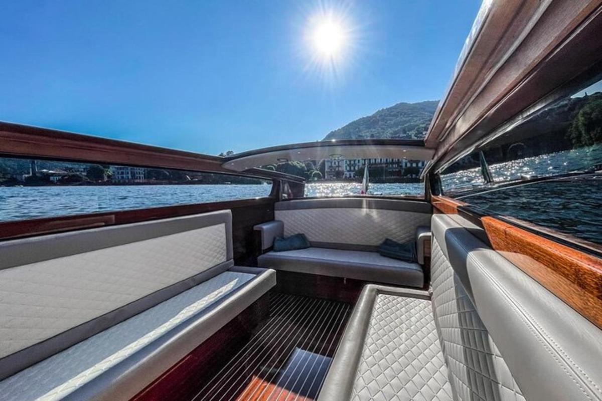 Una vista del interior de un barco en el agua.