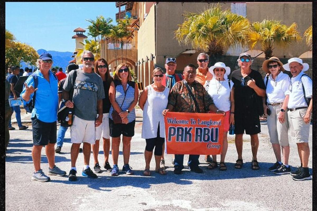 un gruppo di persone in posa per una foto con un cartello
