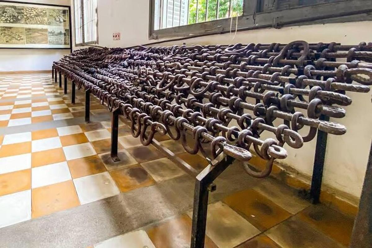 isang hilera ng mga metal na tubo na nakahilera sa dingding
