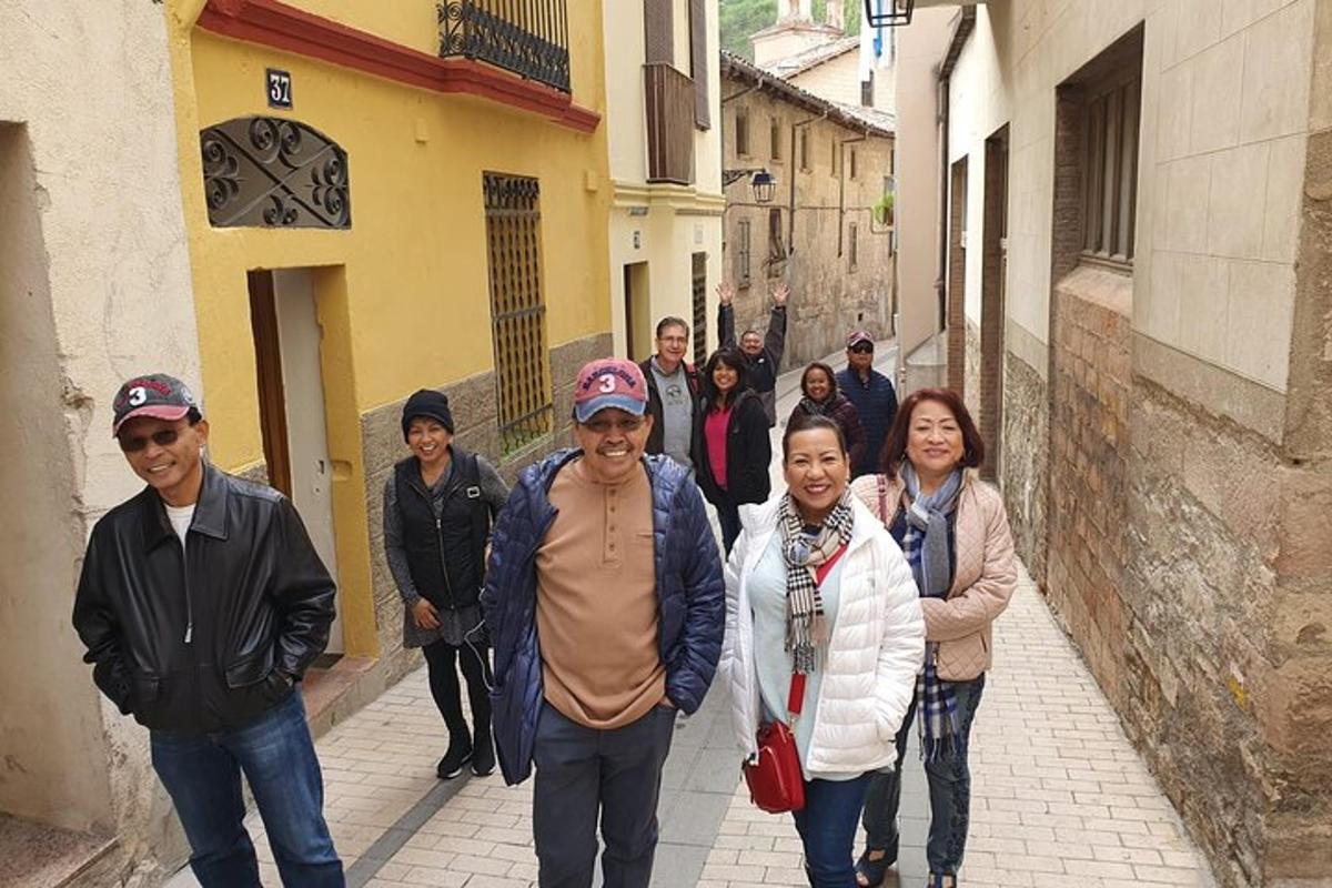 un gruppo di persone che camminano lungo un vicolo