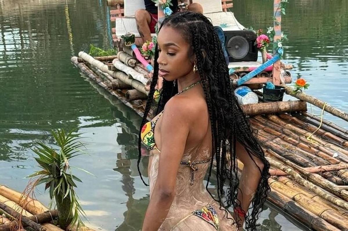 una donna in piedi nell'acqua con un vestito