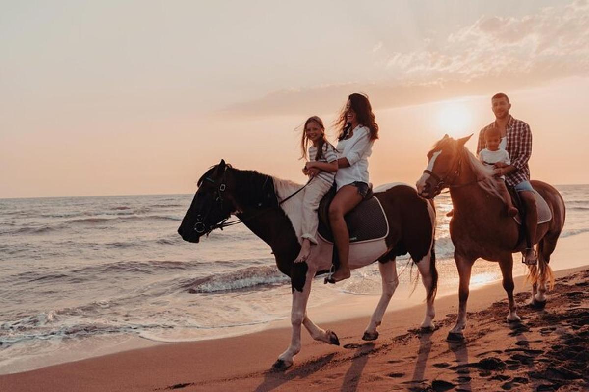 una famiglia a cavallo sulla spiaggia
