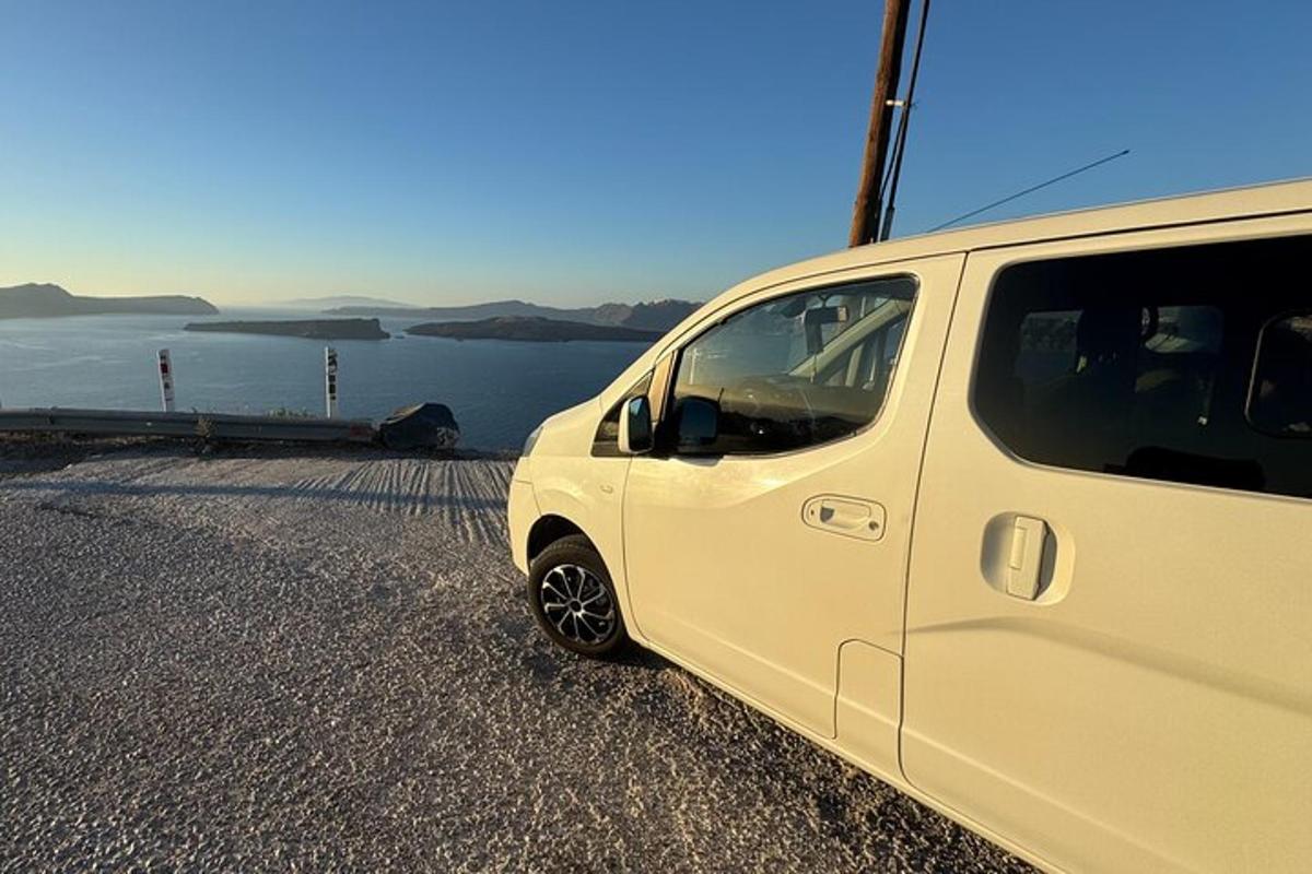 bel kombi parkiran ob vodni površini