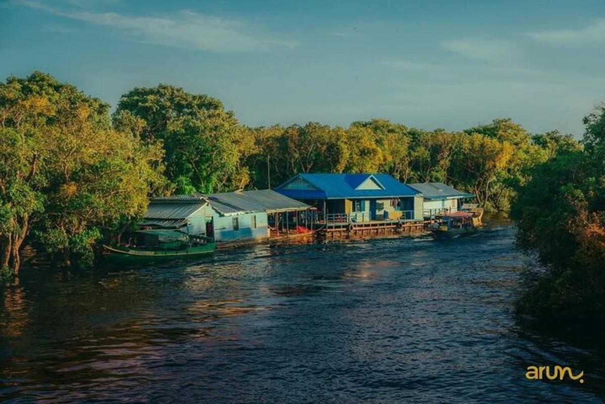 sekelompok rumah di sisi sungai
