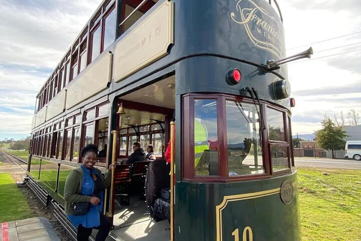 un autobus verde a due piani con persone a bordo