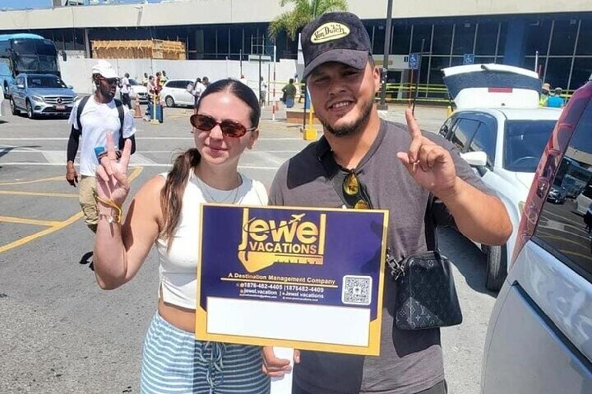 isang lalaki at isang babae na may hawak na karatula