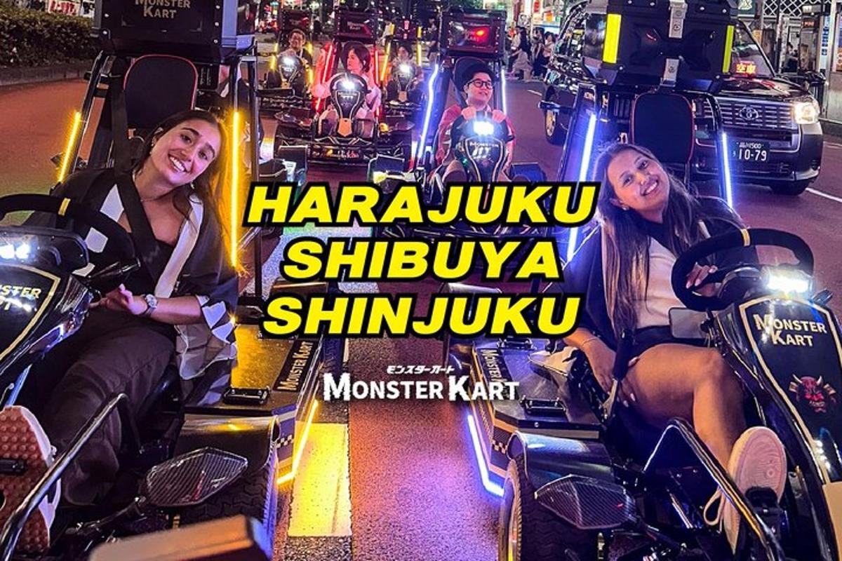 skupina ľudí jazdiacich na motorkách po ulici