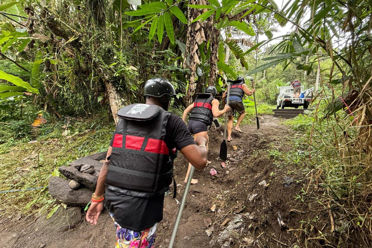 un grupo de personas caminando por un sendero de tierra