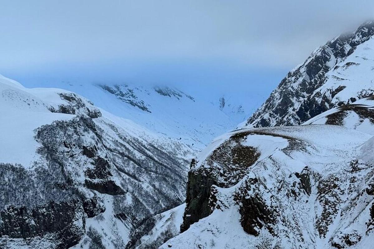 una montagna innevata con neve sul fianco