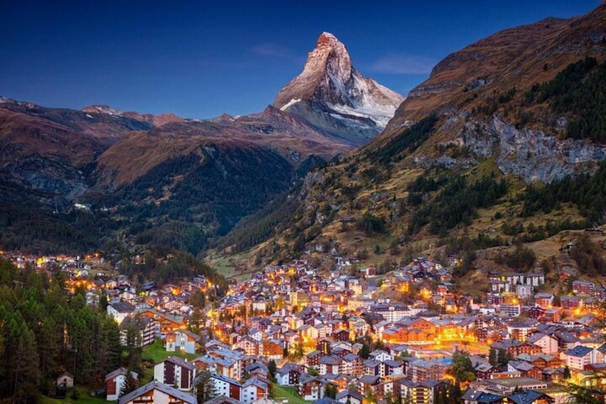 uma vista de uma cidade com uma montanha ao fundo