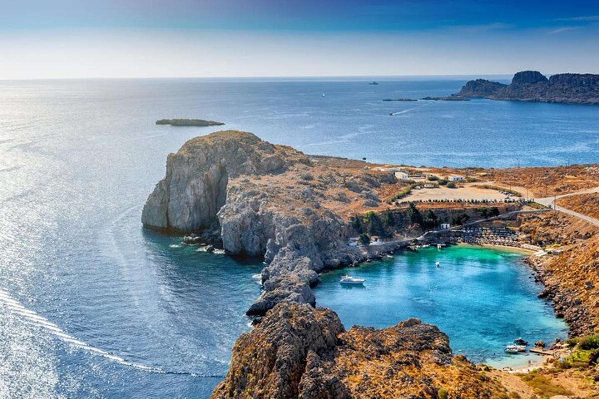 pemandangan pantai dengan batu dan lautan