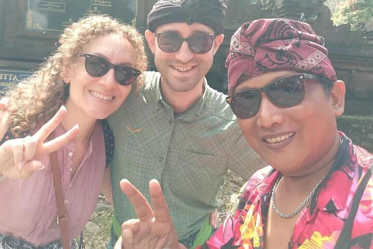 un gruppo di tre persone che posano per una foto