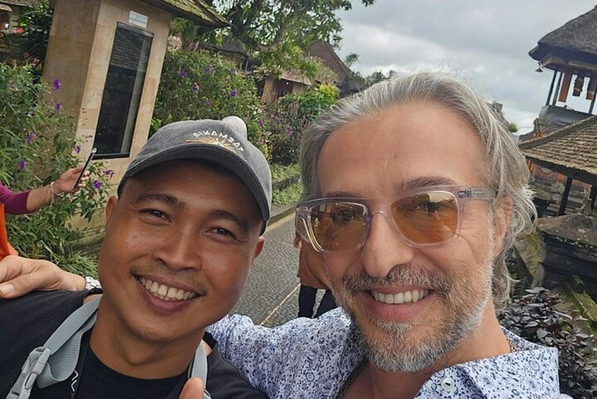 due uomini posano insieme per una foto